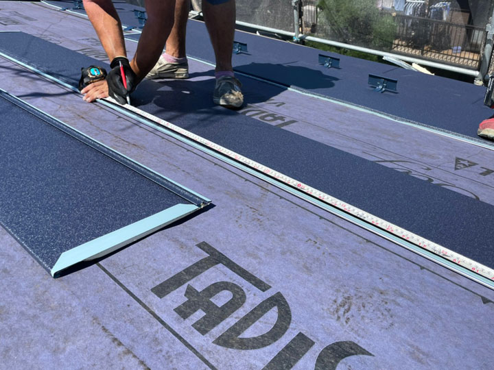 ガルバリウム鋼板屋根の価格相場は？施工費用とメリット・デメリットを解説