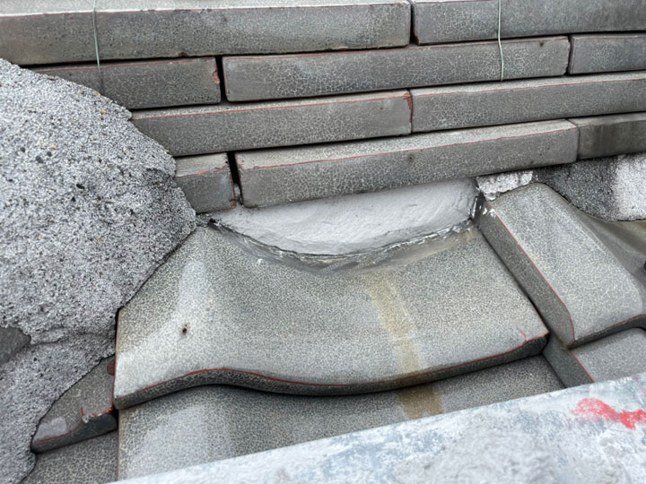 屋根の漆喰が剥がれたらどうする？原因と対処法を分かりやすく解説