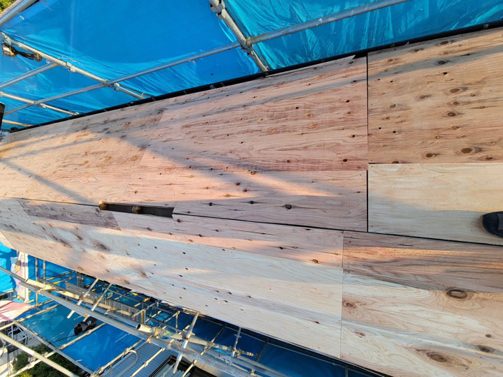 コロニアル屋根の葺き替え費用はいくら？相場と見積りのポイントを解説