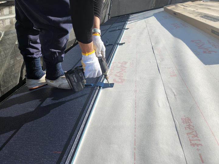 金属屋根の施工風景