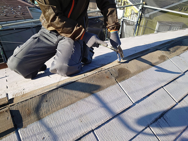 アスベスト含有コロニアル屋根の解体費用が高くなる理由と注意点を解説