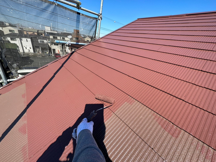 棟板金を含めた屋根塗装の様子