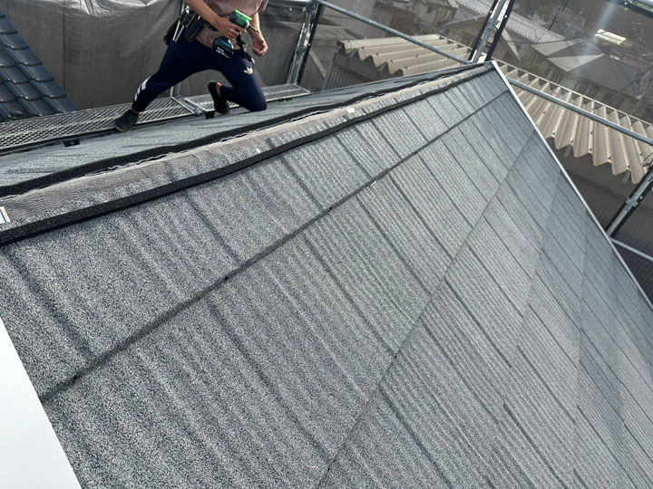 石粒仕上げ金属屋根材