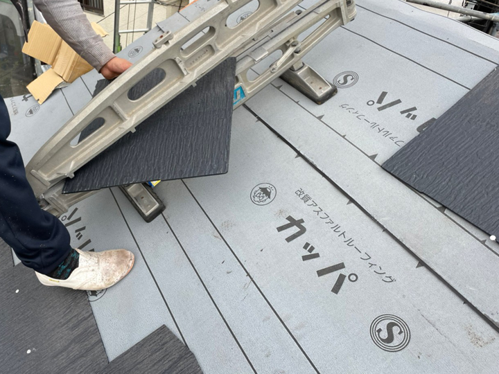コロニアル屋根の施工中