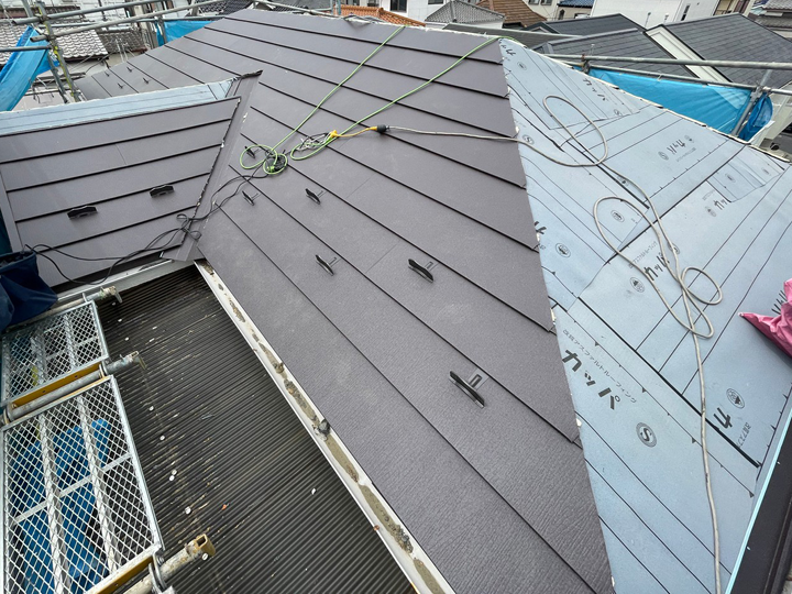 ガルバリウム鋼板の屋根葺き替え費用はいくら？瓦屋根・スレート屋根別の相場を解説！