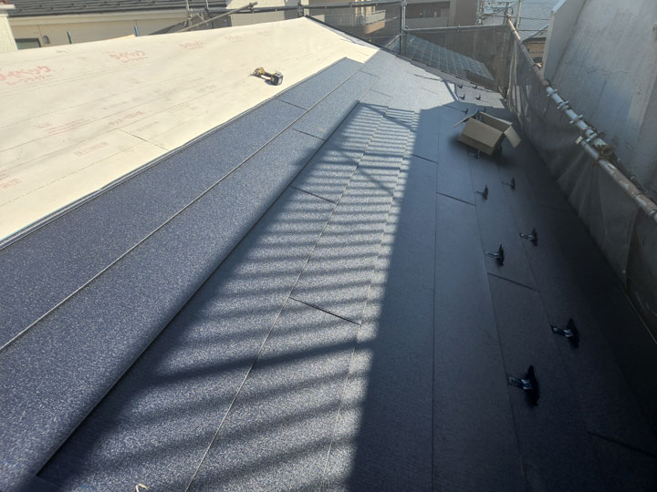 瓦屋根とガルバリウム鋼板はどっちがいい？特徴と選ばれる理由を解説