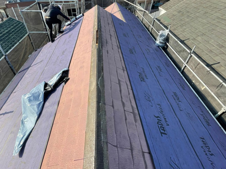 屋根の重ね葺きとは？カバー工法の特徴と注意点を分かりやすく解説