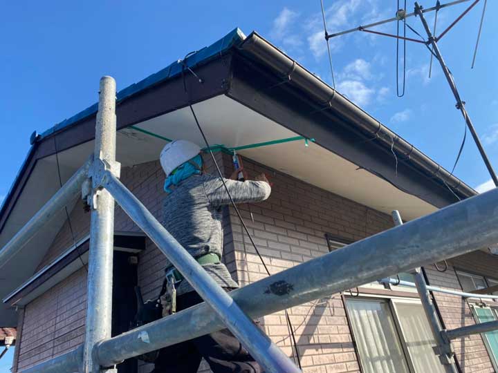 足場の仮設も必要になります