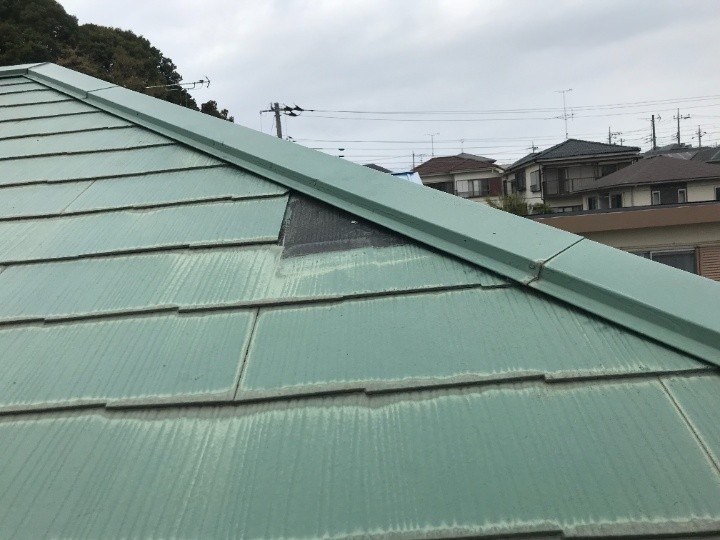 棟付近のスレートに欠損が確認できる状態