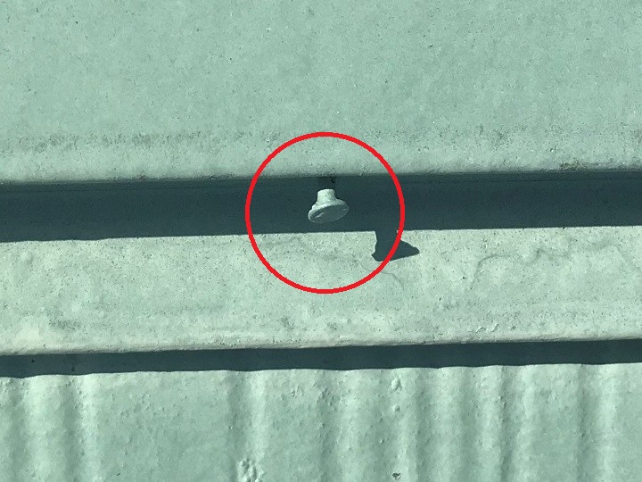 棟板金の固定部に浮きが疑われる箇所