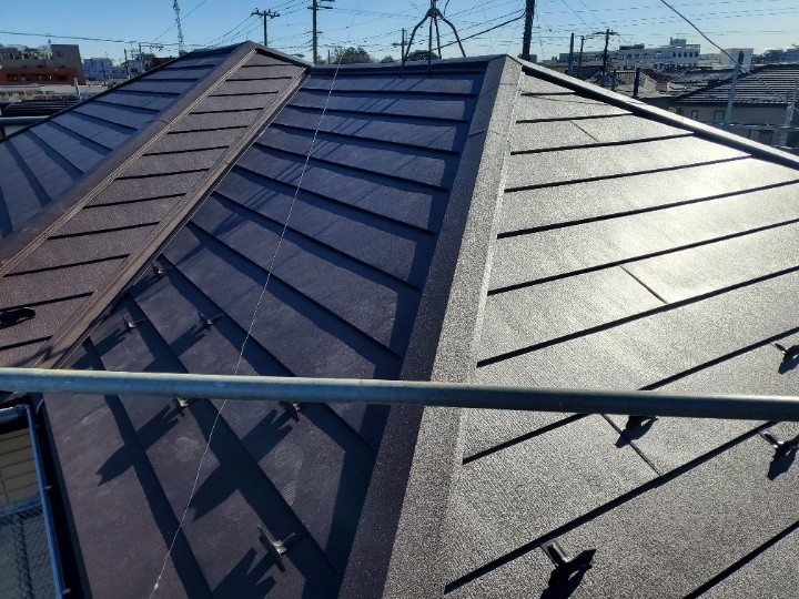 台風被害で損傷したスレート屋根に金属屋根材を用いた屋根カバー工事を施工
