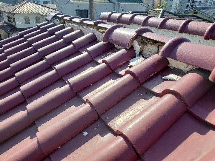 台風被害で棟が崩れた瓦屋根