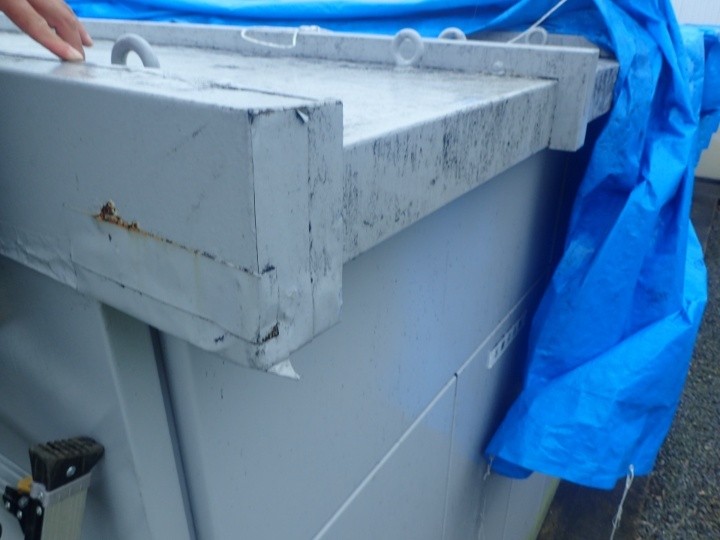 端部の腐食と応急補修の跡