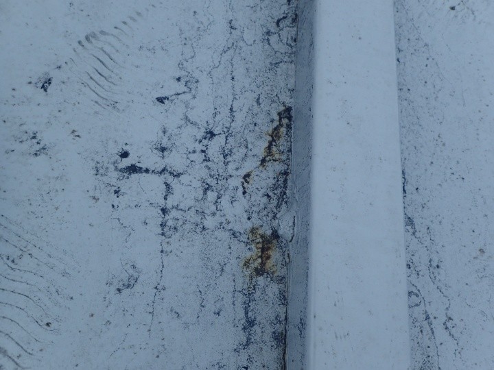 屋根の谷部分に見られる錆の進行