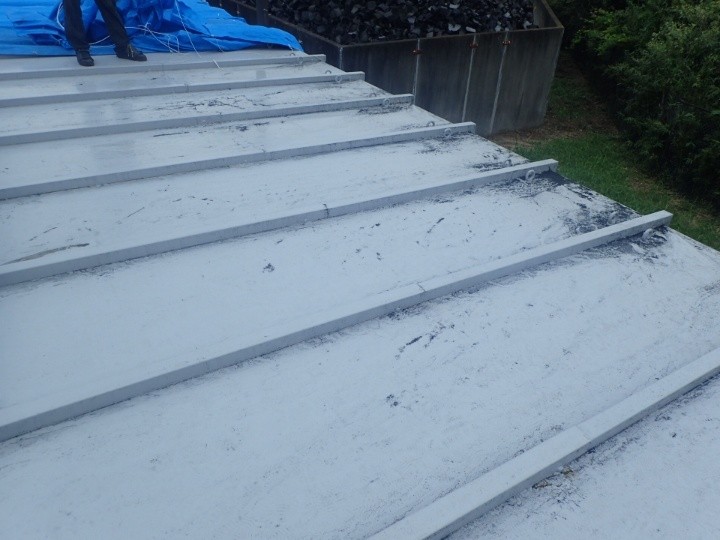 全体に広がる劣化した屋根面