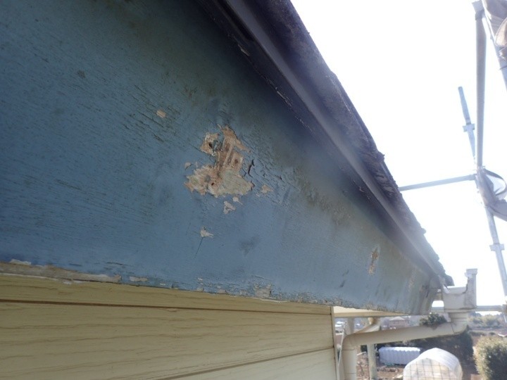 既存雨樋と金具の取り外し