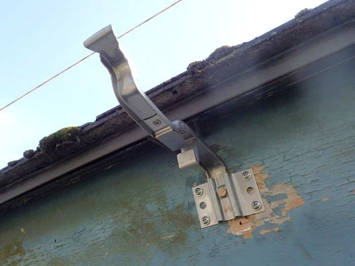 勾配調整のための水糸設置と新規金具固定