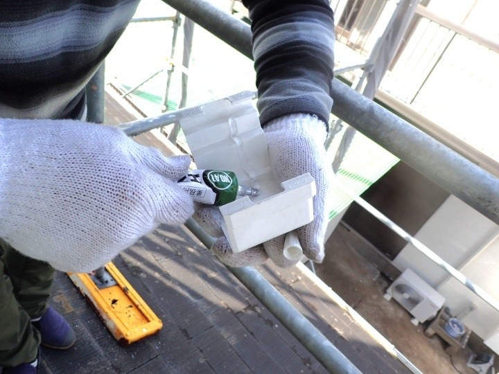 接続部分のジョイントと接着剤の塗布