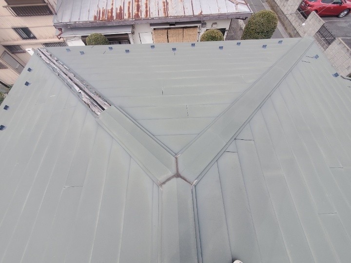 調査写真1：隅棟の棟板金が飛散した状態