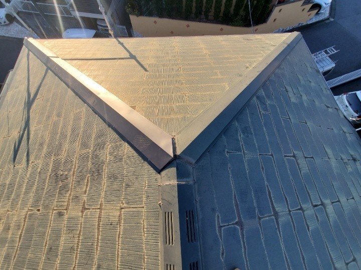 強風で欠損した隅棟に樹脂製貫板を採用した棟板金交換工事を実施