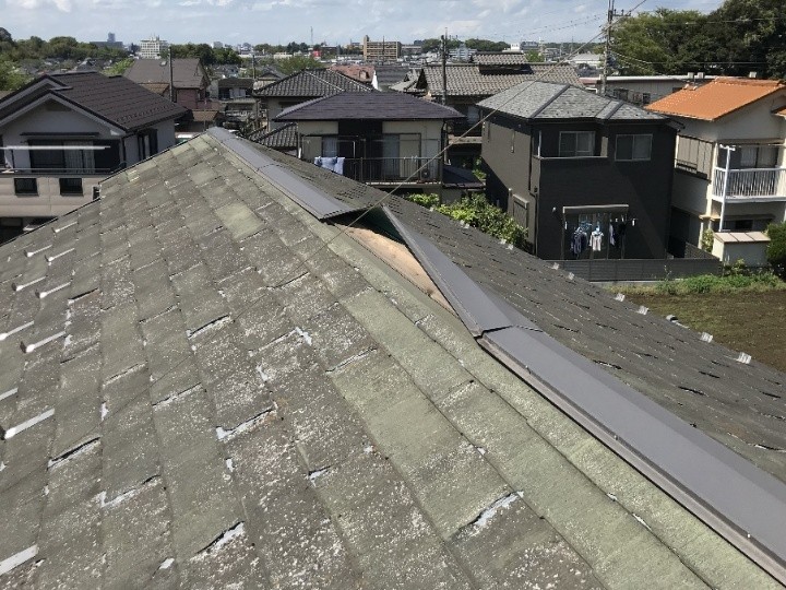 棟板金の剥がれたスレート屋根