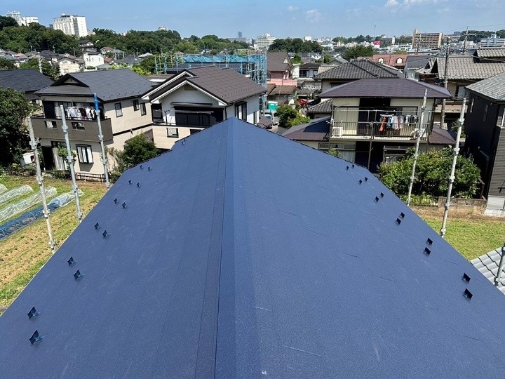 棟板金の剥がれをスーパーガルテクト（Sシェイドブルー）を採用して屋根カバー工事