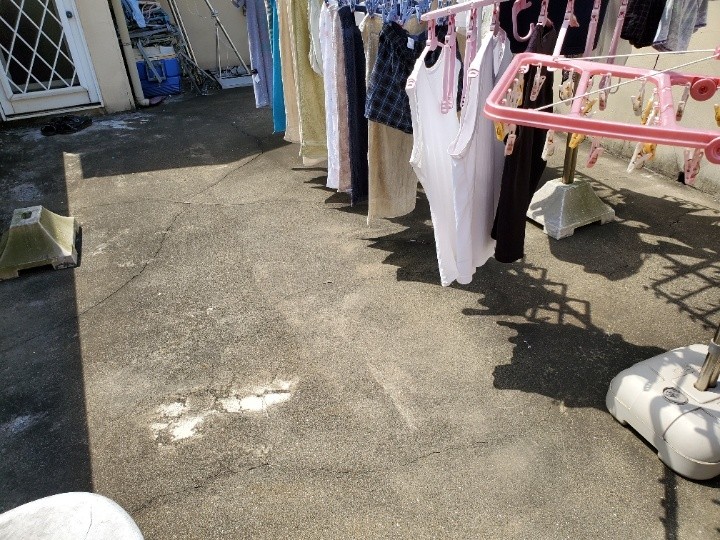 陸屋根平場に広がる複数のひび割れ