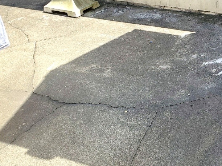 端部付近に広がるクラックの連続