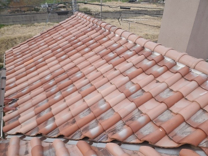 屋根に棟瓦取り直し工事を施工したお住まい