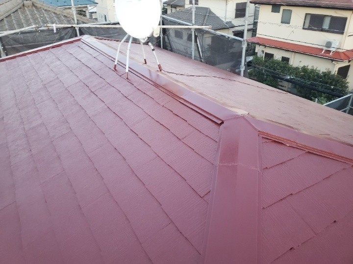 スレート屋根に「棟板金交換工事と屋根塗装工事」を併せて施工したお住まい
