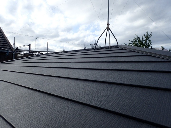 アスベスト含有スレート屋根から金属屋根「スーパーガルテクト」へ葺き替え工事したお住まい