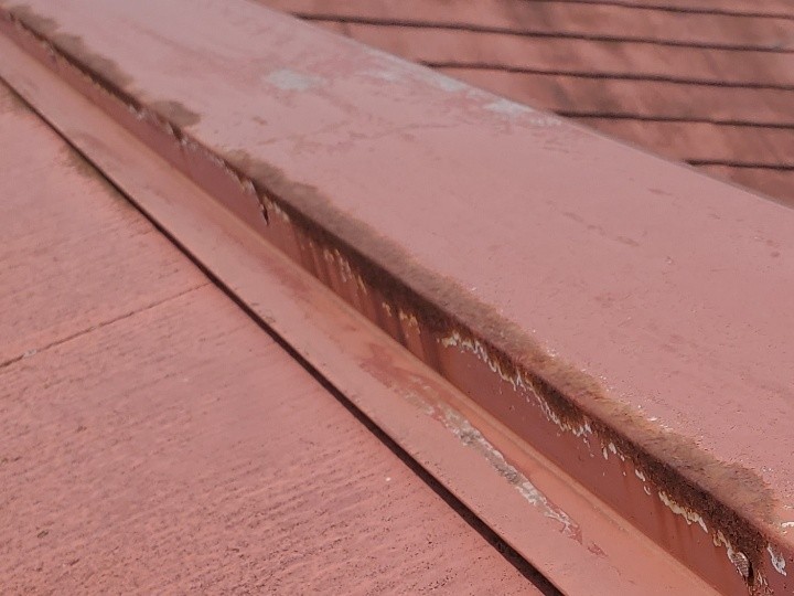 調査写真2：棟板金の錆の発生