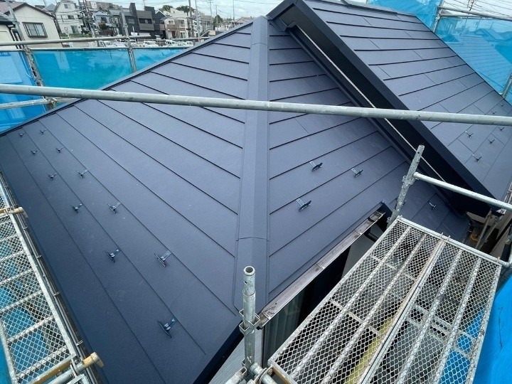 スーパーガルテクトを用いた屋根カバー工事を実施したお住まい