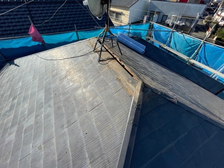 既存棟板金の撤去と下地処理