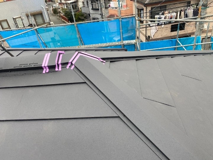 棟板金の取り付けとシーリング処理