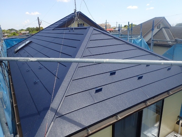 スーパーガルテクトを採用して屋根カバー工事したお住まい
