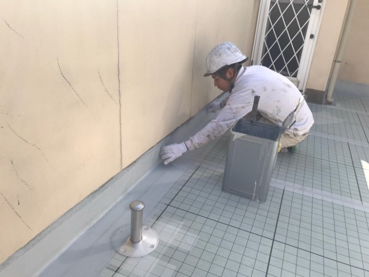 通気緩衝シートの敷設と立上り部のメッシュ補強