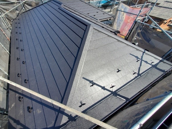 築23年スレート屋根をスーパーガルテクト（Ｓシェイドブラック）屋根へ葺き替え工事