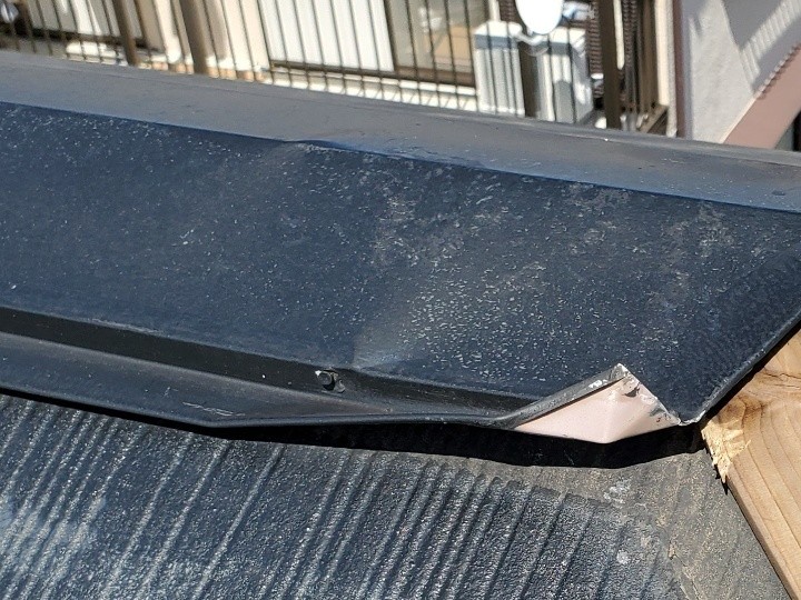 棟板金の曲がりや変形