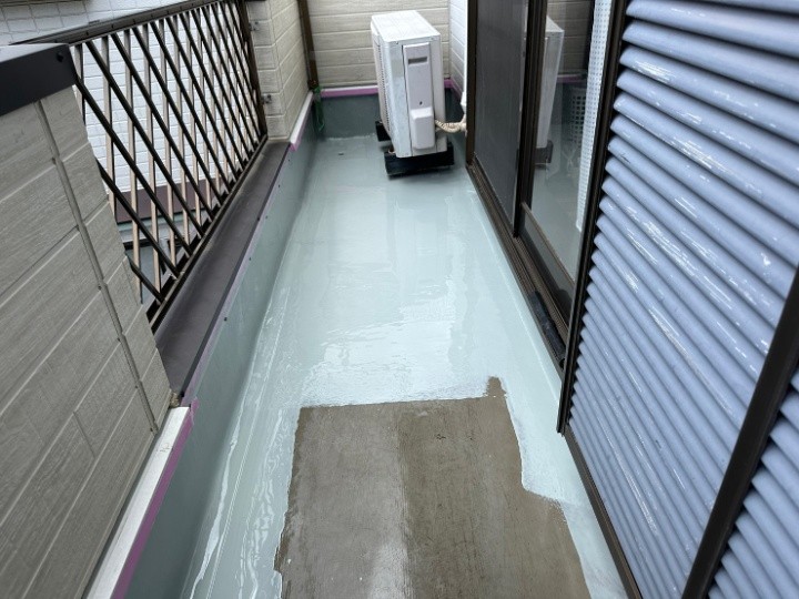 ウレタン防水材（DSカラー・ゼロ）一層目の塗布