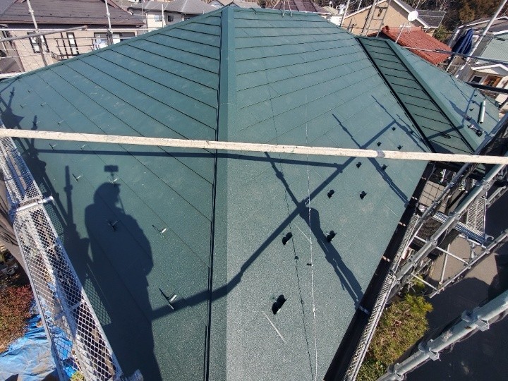台風で損傷したスレート屋根にスーパーガルテクトを用いたカバー工事でメンテナンス