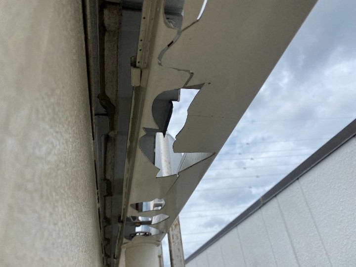 M型120雨樋の破損状況2
