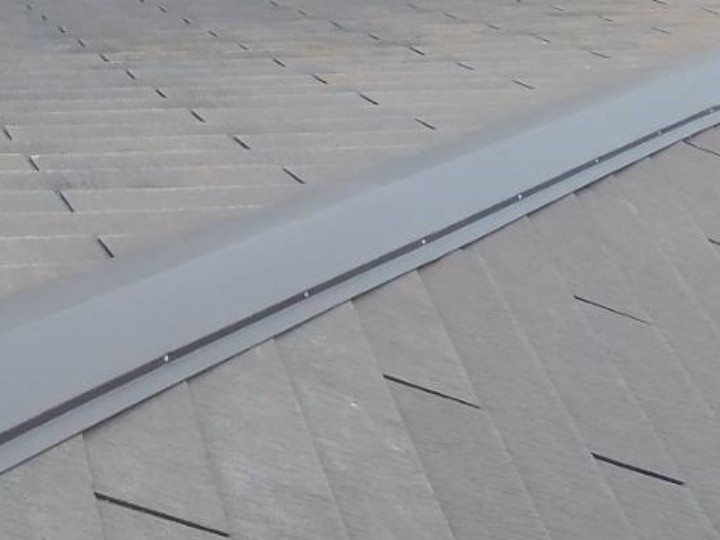 強風被害で破損した棟板金を新しく交換工事して補修