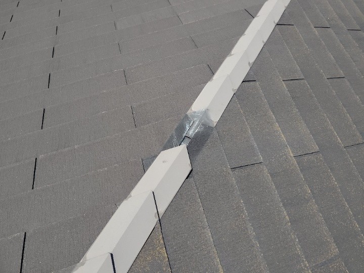 強風被害で破損した棟板金