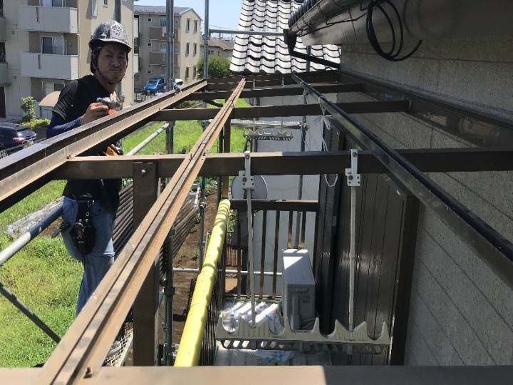 足場架設後にテラス屋根の骨組みを確認