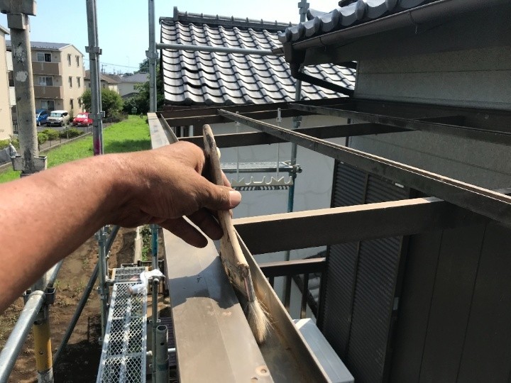 樋の中の堆積物を清掃して排水性を改善