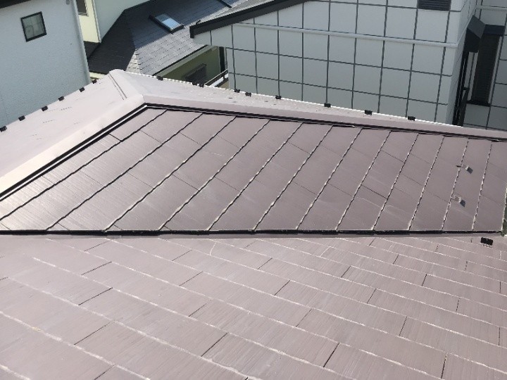 屋根全体の状態と棟ラインの違和感