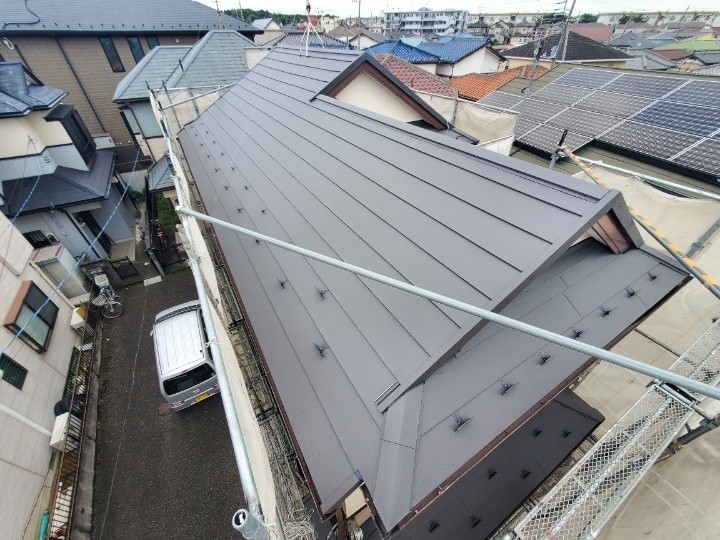 スレート屋根にスーパーガルテクトを採用した屋根カバー工事を施工したお住まい