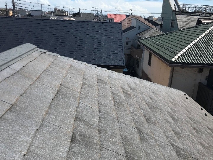 雹被害で傷んだスレート屋根