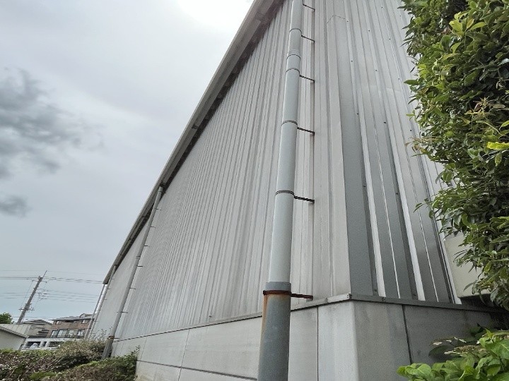 塗装工事前のガルバリウム鋼板外壁